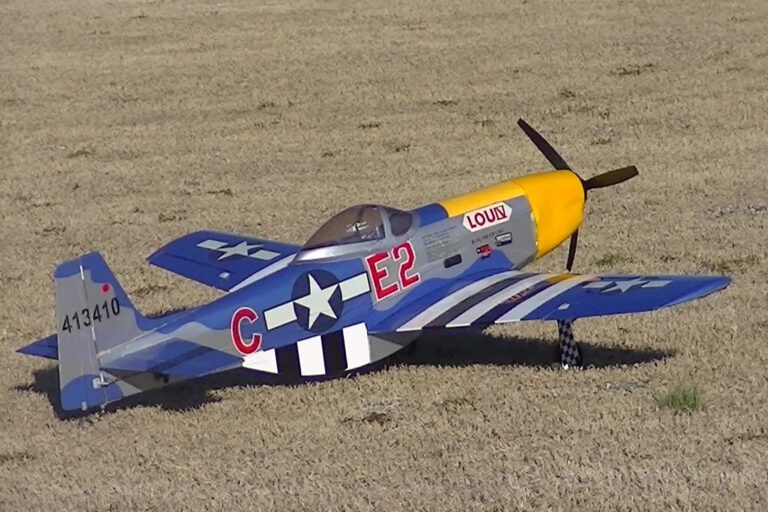 Großes ferngesteuertes Modellflugzeug einer P-51 auf einer Wiese