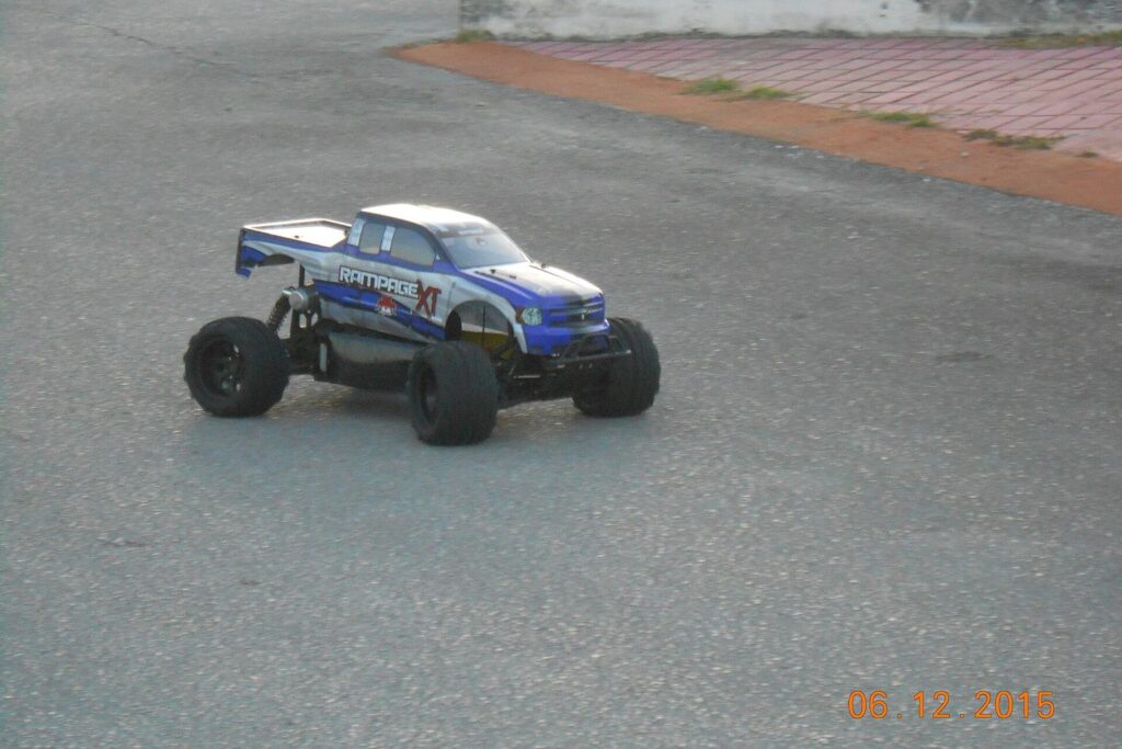 Ferngesteuerter Monstertruck auf Asphalt