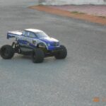 Ferngesteuerter Monstertruck auf Asphalt