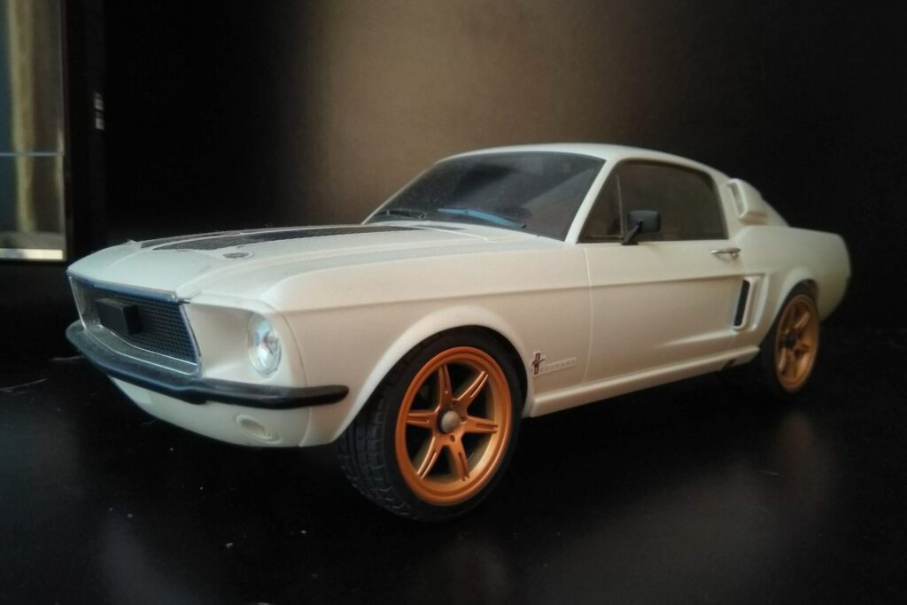 Unlackierte Karosserie eines Ford Mustang als RC-Modell