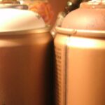 Zwei Acryl-Sprühdosen nebeneinander