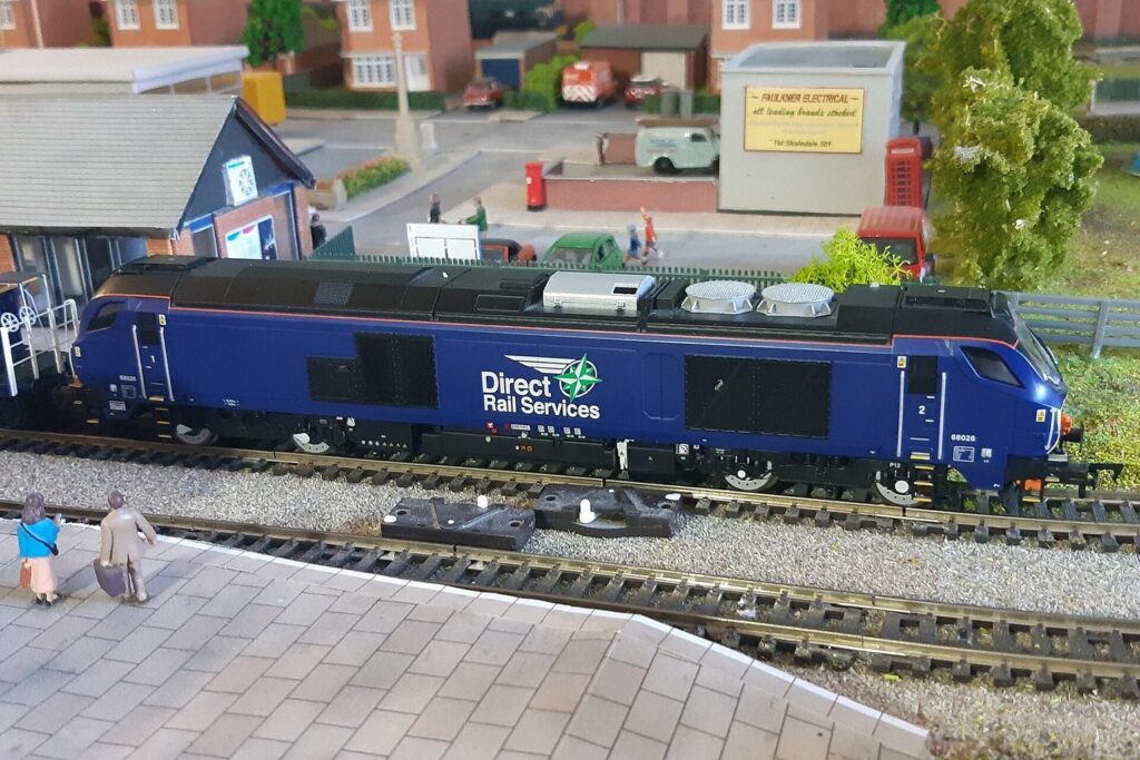 Diesellok der Spur N auf einer Modellbahnanlage
